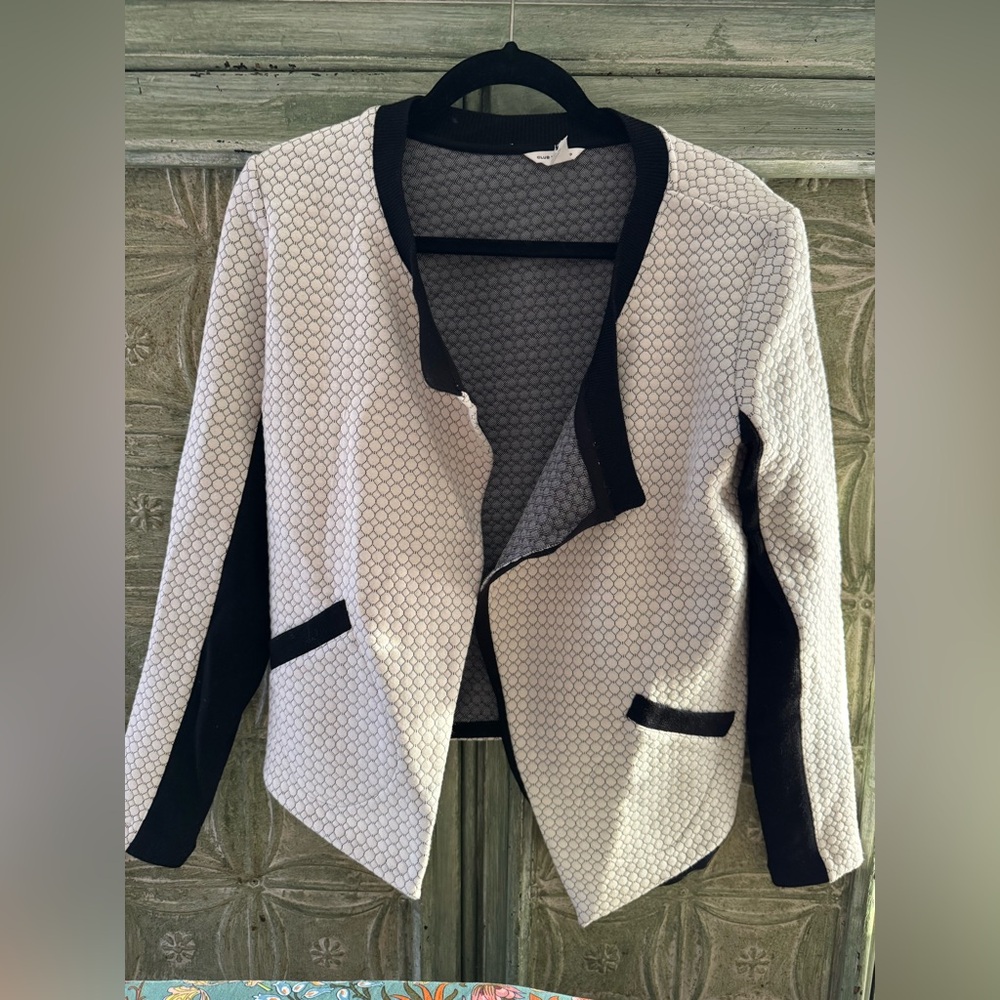 Club Monaco Size Medium  White & Black Long Sleeve Quilted Asymmetrical Jacket